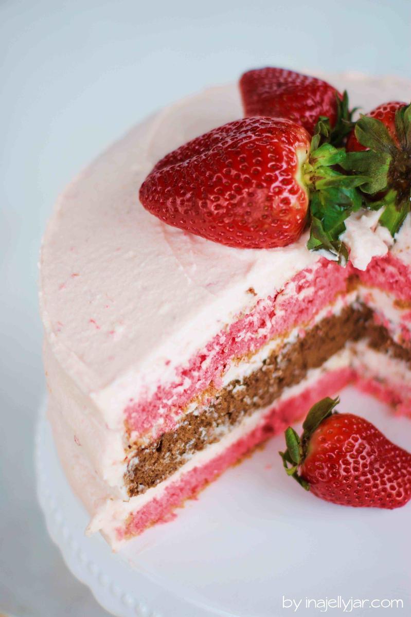 Rezeptbild: Erdbeertorte mit Frischkäse-Frosting