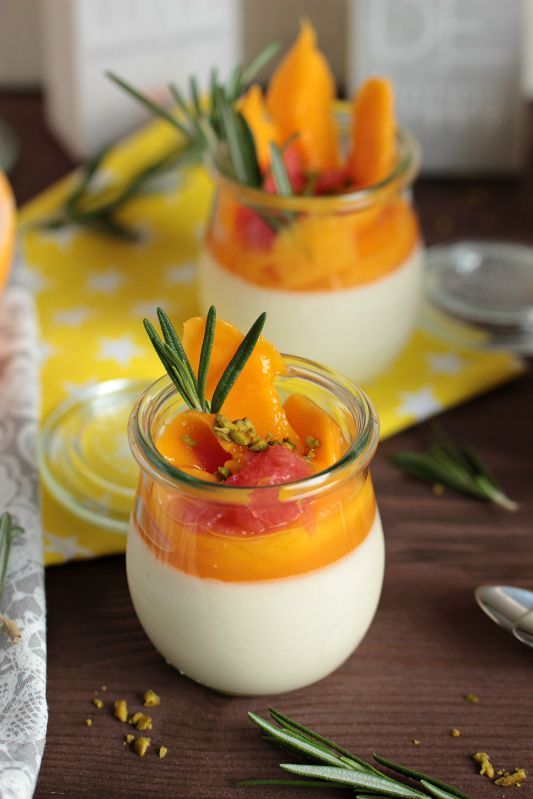 Rezeptbild: Honig-Zitronen-Rosmarin Panna Cotta mit beschwipsten Früchten