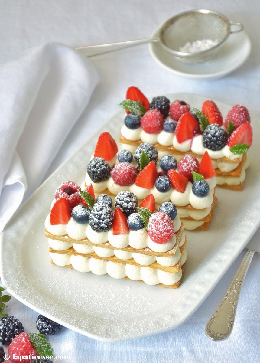Rezeptbild: Mille-feuille mit roten Früchten Bleu, Blanc, Rouge
