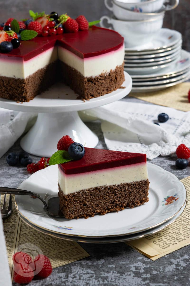 Rezeptbild: Panna Cotta Torte mit Beerenspiegel