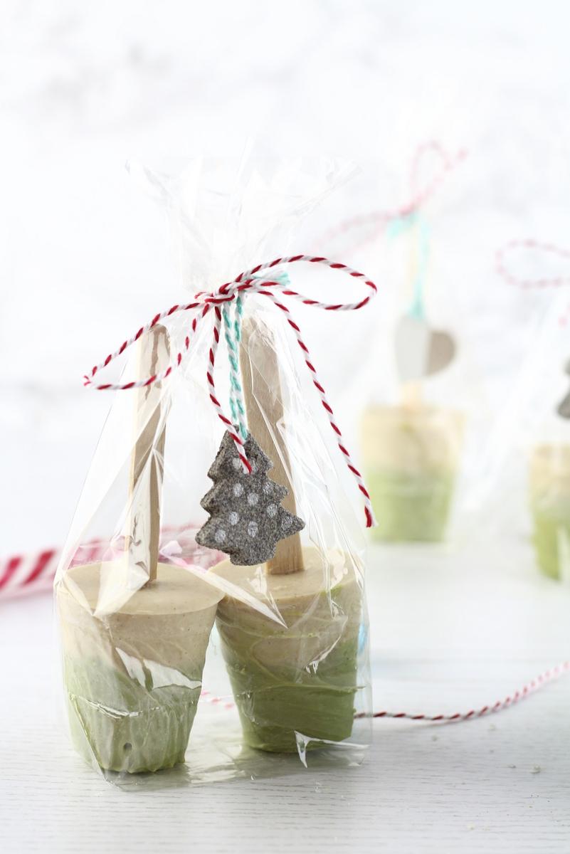 Rezeptbild: DIY Trinkschokolade am Stiel: Weiße Schokolade mit Matcha und Zimt