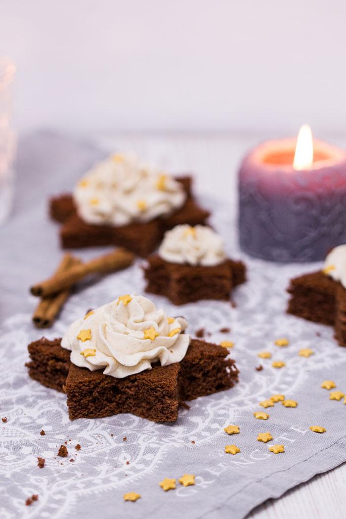 Rezeptbild: Schoko-Lebkuchen-Sterne mit Zimtsahne