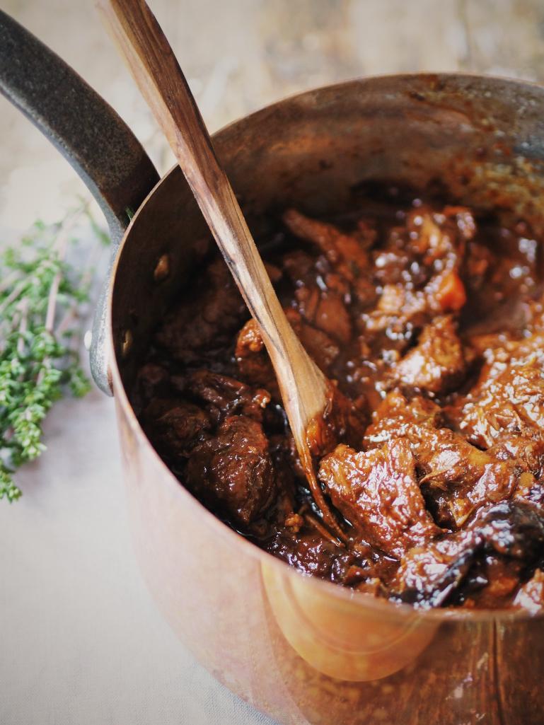 Rezeptbild: Wildschweingulasch mit Pflaumen und Dunkelbier