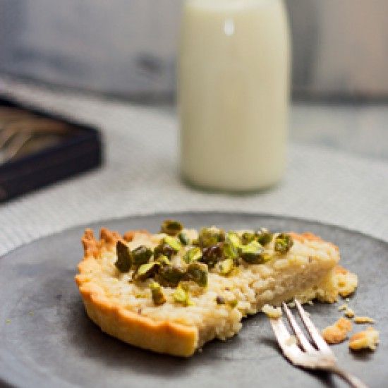 Rezeptbild: Tarte mit Milchreis, Kardamom, Pistazien und Rosenwasser