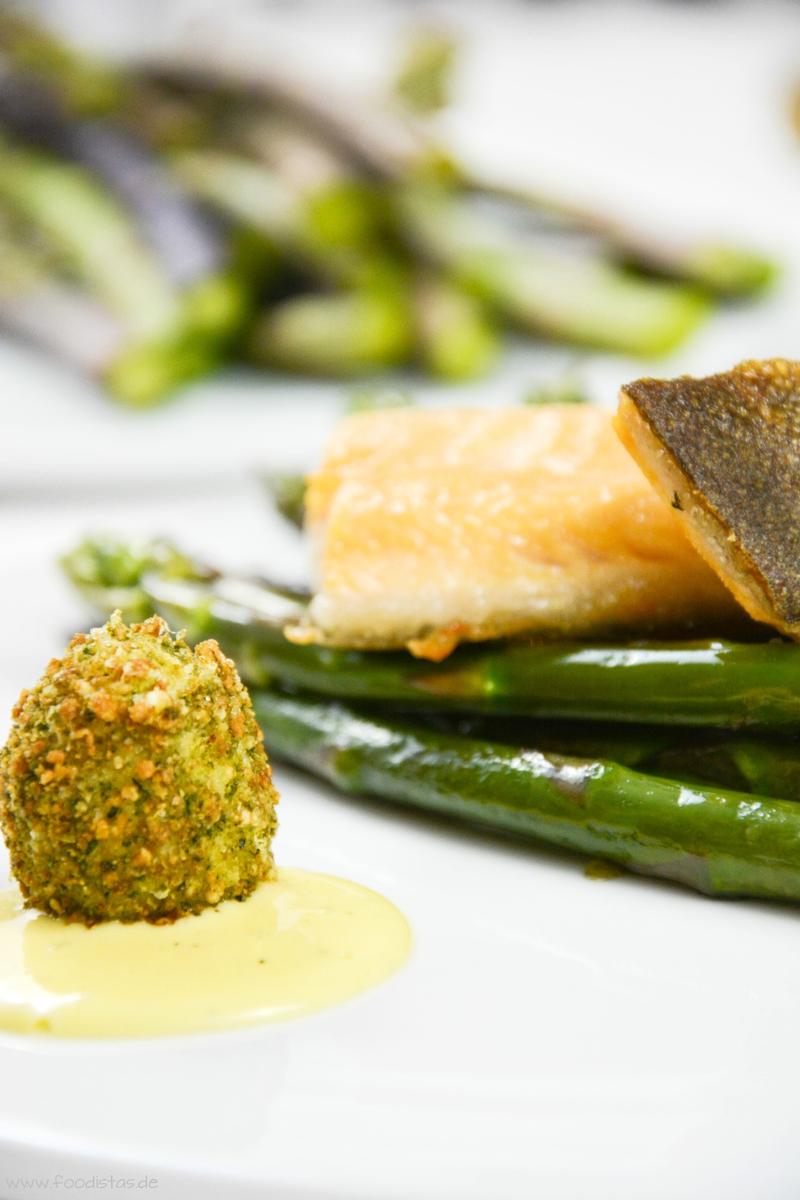 Rezeptbild: Lila Spargel mit gebackenem Wachtelei
