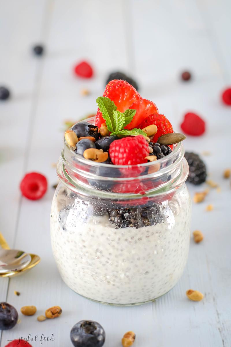 Rezeptbild: Chia Joghurt to go mit frischen Beeren