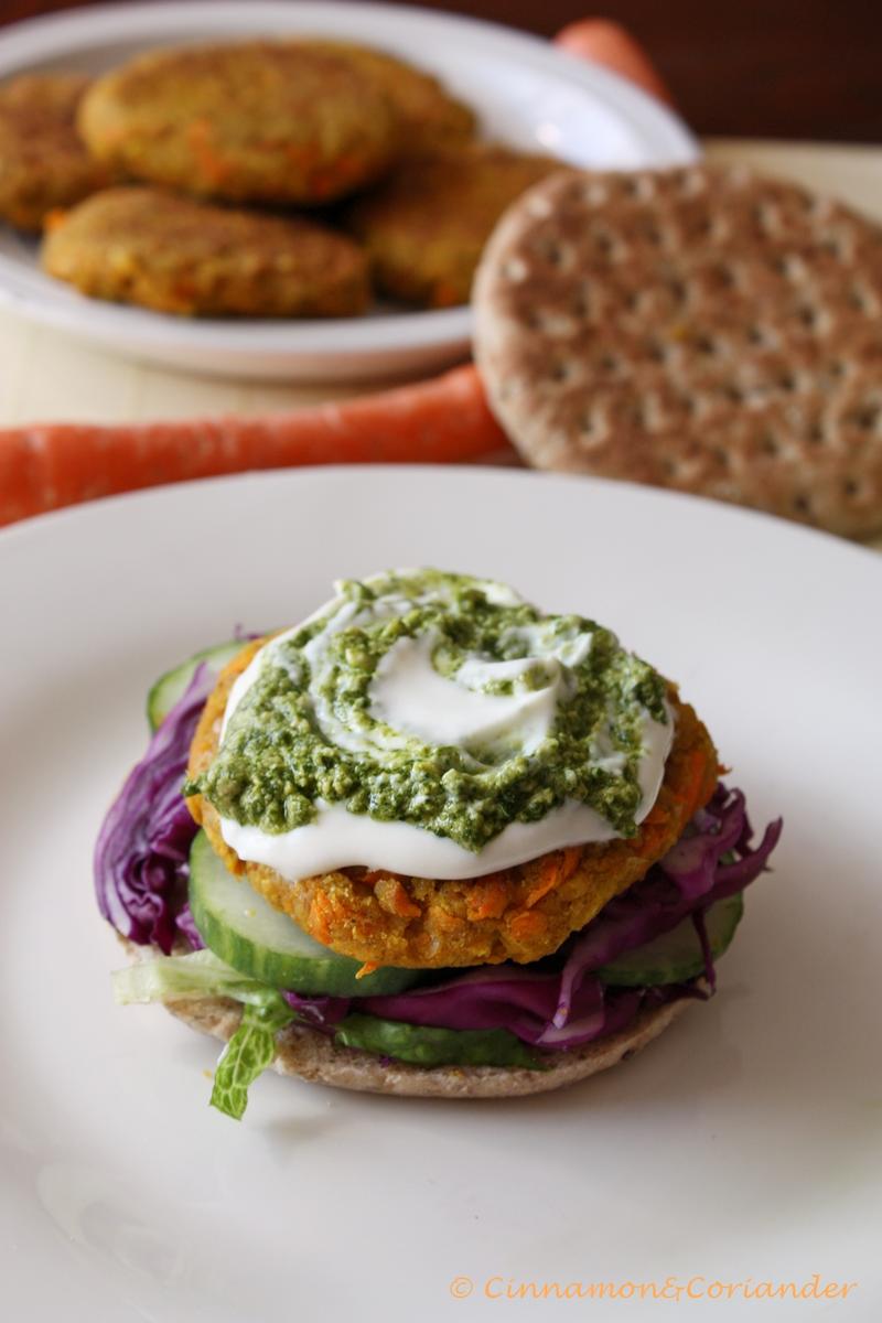 Rezeptbild: Kichererbsen Karotten Burger mit Erdnuss Koriander Pesto