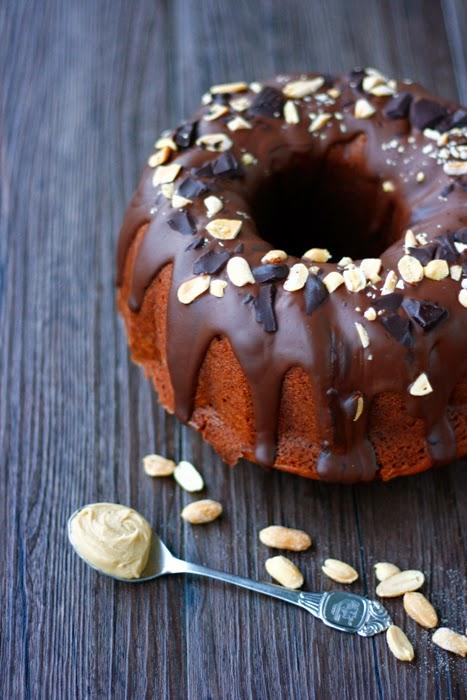 Rezeptbild: Erdnussbutter-Schoko-Gugelhupf