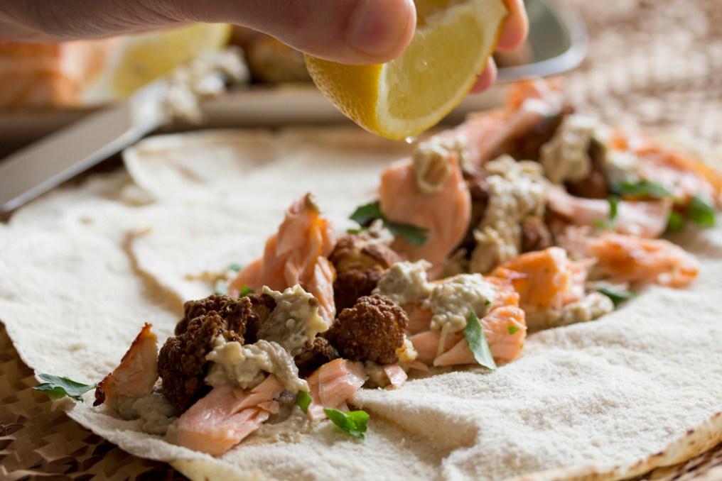 Rezeptbild: Wrap mit Lachs, Baba Ghanoush & frittiertem Blumenkohl