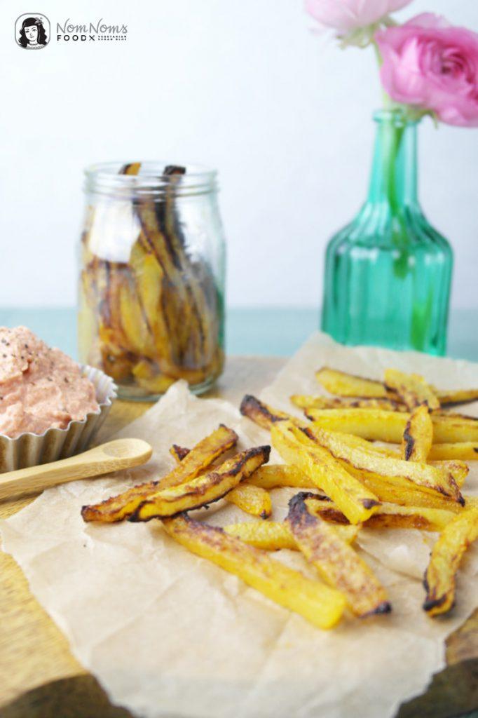 Rezeptbild: Kohlrabi Pommes mit Parmesan-Tomaten-Dip