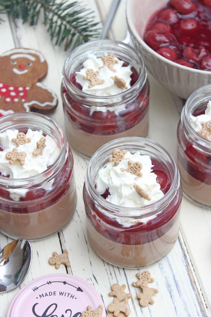 Rezeptbild: Nougat-Lebkuchen Panna Cotta mit Kirschsoße – Dessert im Glas