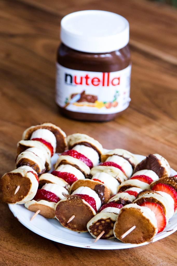 Rezeptbild: MINI PANCAKES MIT ERDBEEREN, BANANEN UND NUTELLA