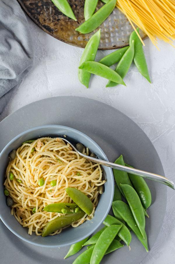 Rezeptbild: Sommerpasta mit Zitrone, Semmelbröseln und Knackerbsen