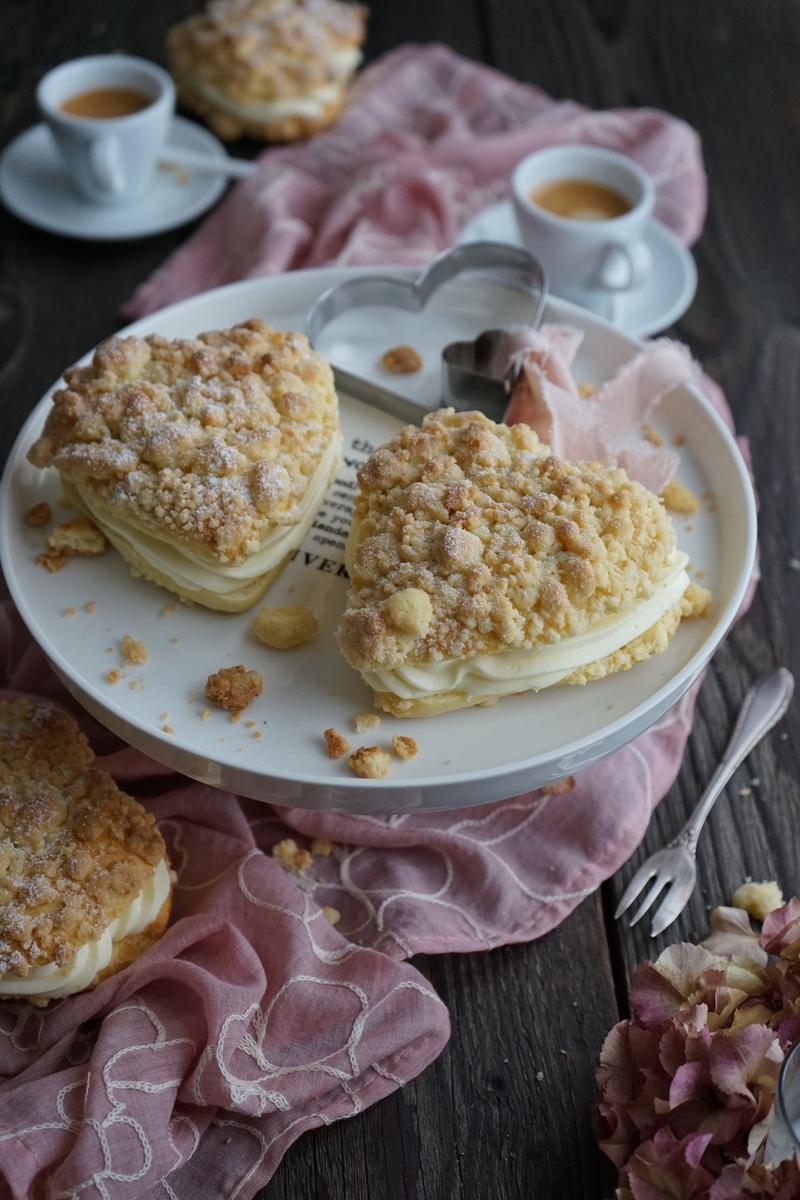 Rezeptbild: Herz-Streuseltaler mit Vanillecreme