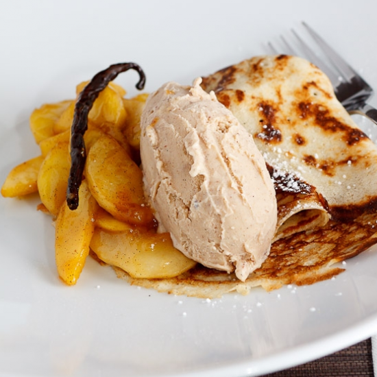 Rezeptbild: Gewürzäpfel, Pfannkuchen, Haselnusseis