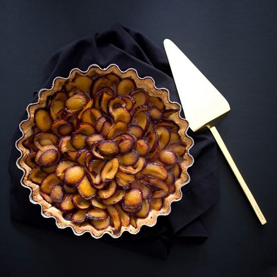 Rezeptbild: Knuspertarte mit glasierten Zwetschgen