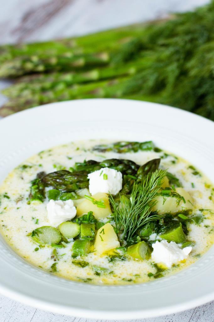 Rezeptbild: SUPPE MIT GRÜNEM SPARGEL, KARTOFFELN, FETA UND DILL