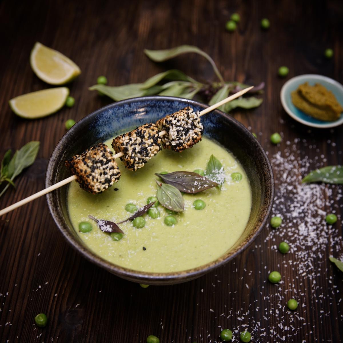 Rezeptbild: GREEN CURRY – ERBSENSUPPE MIT SMOKEY SESAM-WÜRFEL