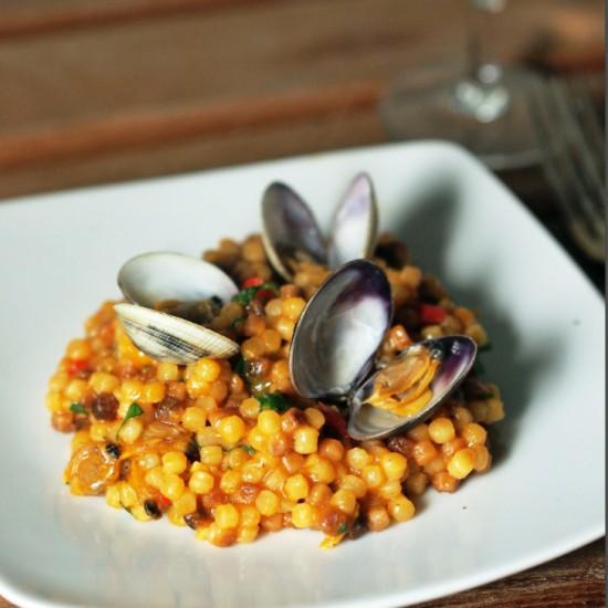 Rezeptbild: Fregola sarda mit Venusmuscheln
