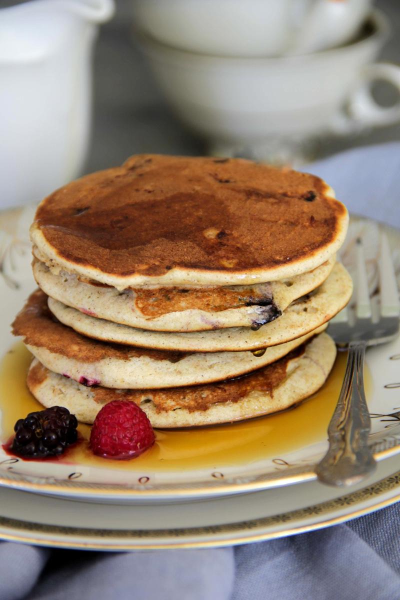 Rezeptbild: Buchweizen-Dinkel-Pancakes mit Beeren und Ahornsirup