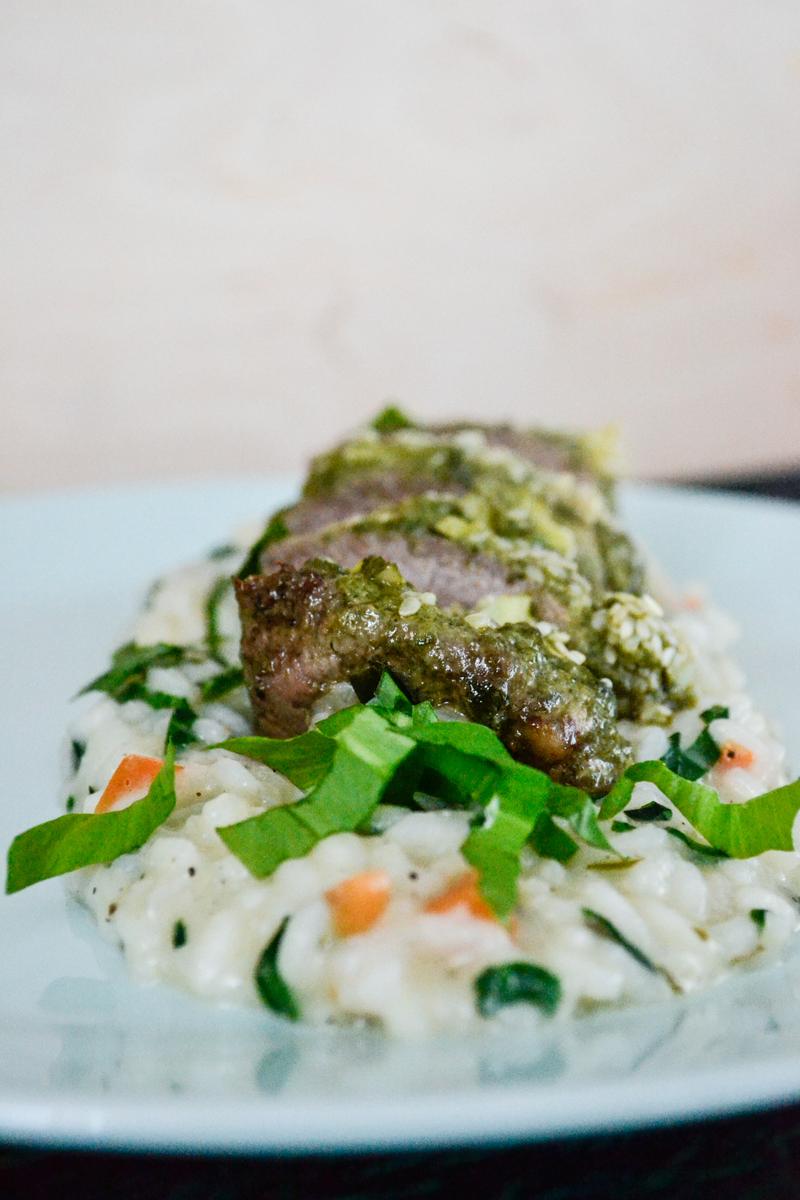 Rezeptbild: Lammrücken auf Bärlauchrisotto