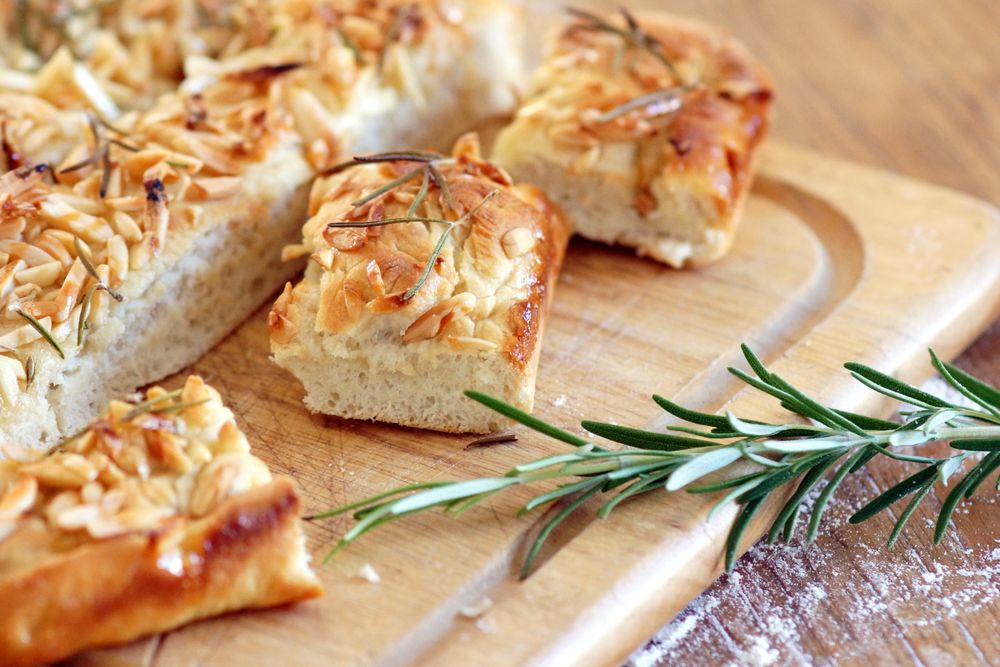 Rezeptbild: Mandel-Honig-Kuchen mit Rosmarin