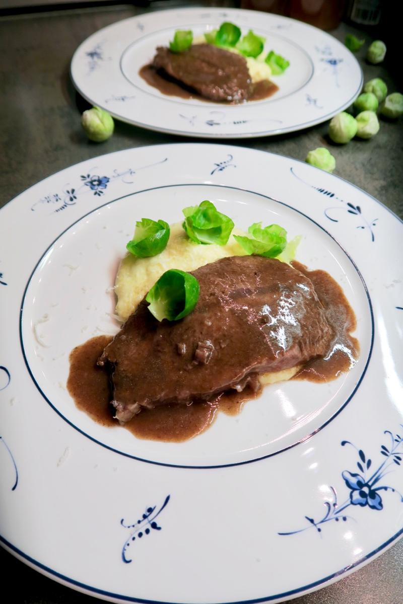Rezeptbild: Schulterscherzl mit cremiger Polenta & Gewürzsauce