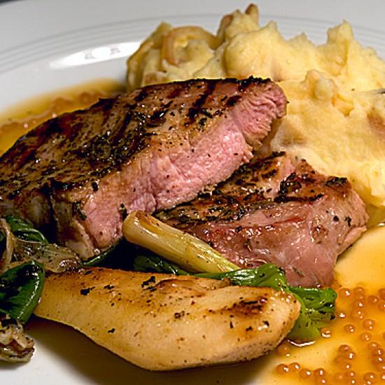 Rezeptbild: Süß marinierte Kalbssteaks mit Birnen-Senf-Sauce
