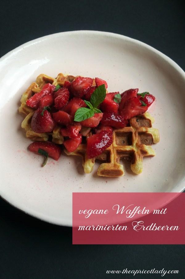 Rezeptbild: Vegane Waffeln mit marinierten Erdbeeren 