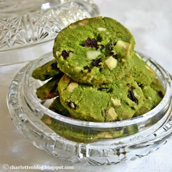 Rezeptbild: Matcha-Heidesand mit Sauerkirschen und weißer Schokolade