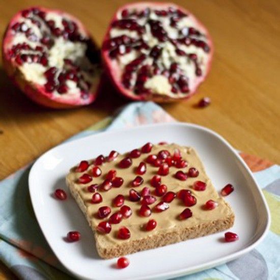 Rezeptbild: Erdnussbutter und Granatapfel Toast