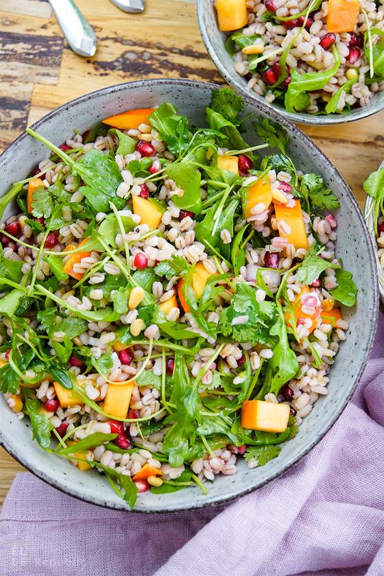 Rezeptbild: Gerstensalat mit Kaki, Granatapfel und Pinienkernen