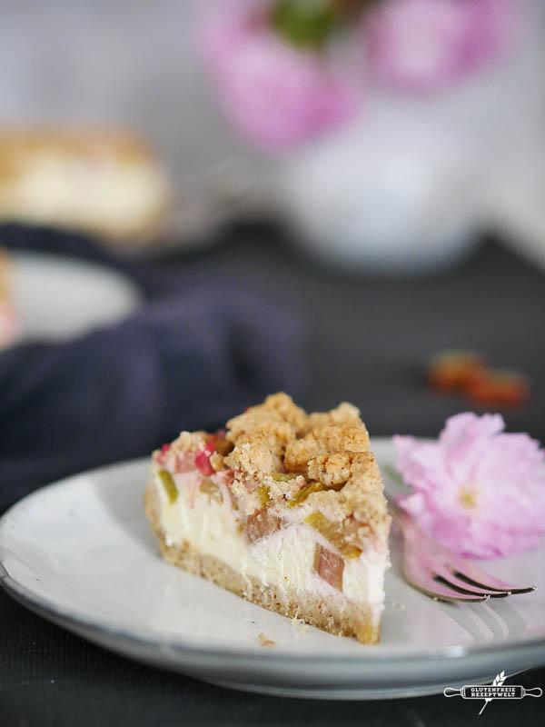 Rezeptbild:  Glutenfreier Rhabarber – Quark – Kuchen mit Mandelstreuseln