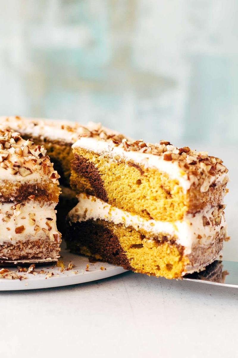 Rezeptbild: MARBLED PUMPKIN CAKE WITH MAPLE FROSTING