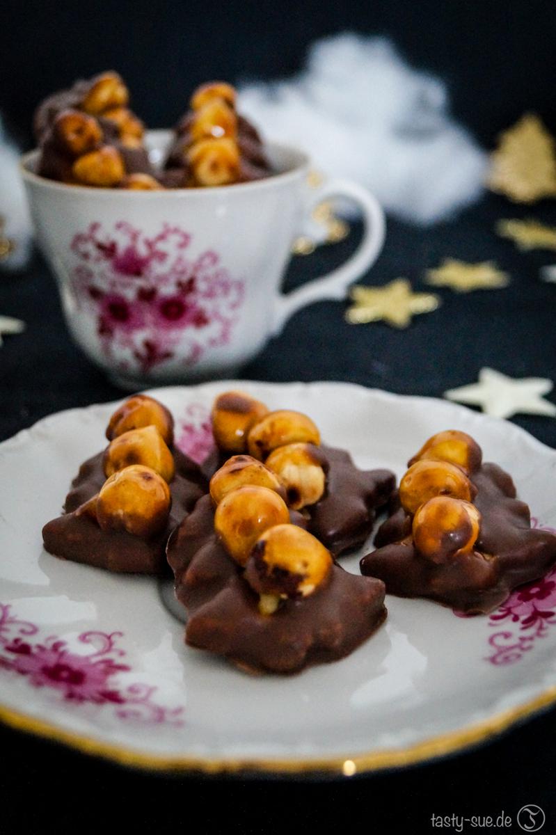 Rezeptbild: Haselnuss Christbäume – eine karamellige Überraschung