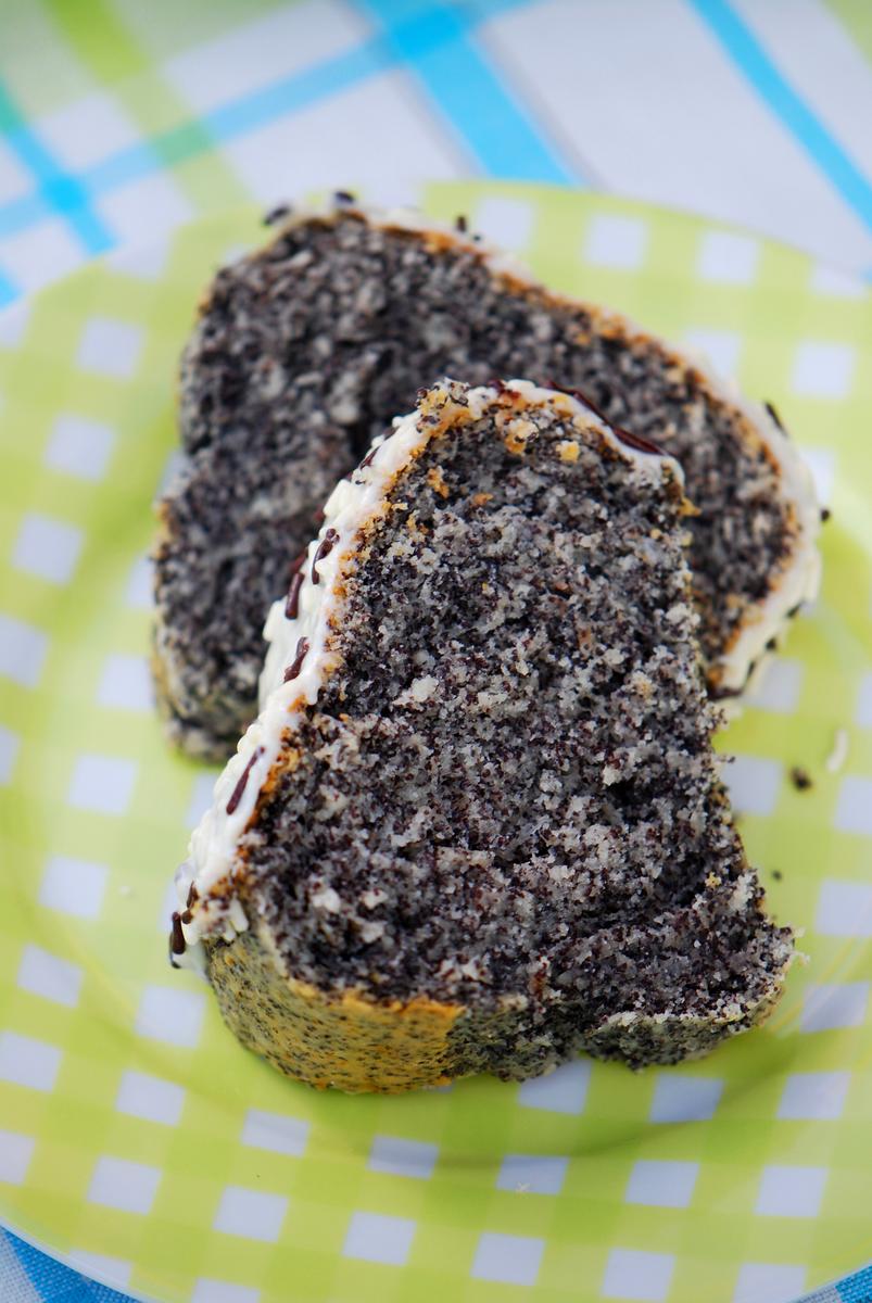 Rezeptbild: Mohn-Gugelhupf mit weißer Schokolade