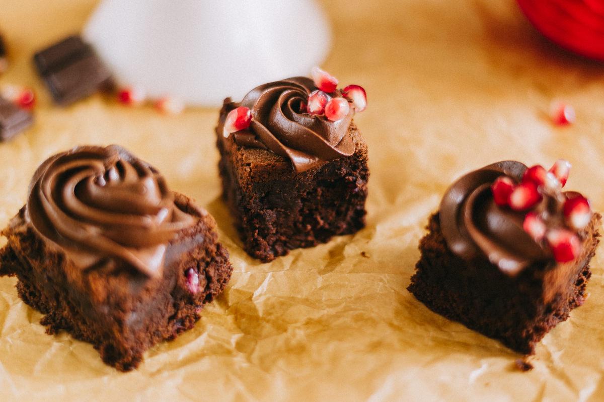 Rezeptbild: DEATH-BY-CHOCOLATE BROWNIES MIT GRANATAPFEL