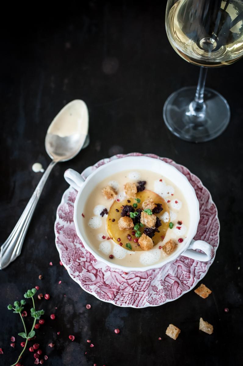 Rezeptbild: Steckrübensuppe mit Riesling, geschmolzener Blutwurst, gebratenem Boskoop und Zimtcroutons