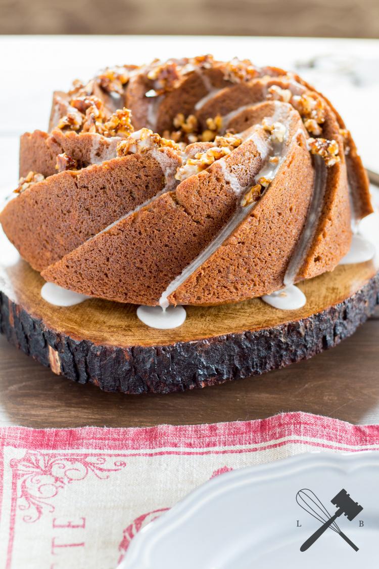 Rezeptbild: Bananen Guglhupf mit Karamelnüssen
