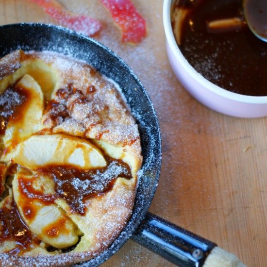Rezeptbild: Dutch Baby mit Apfel und Karamellsirup