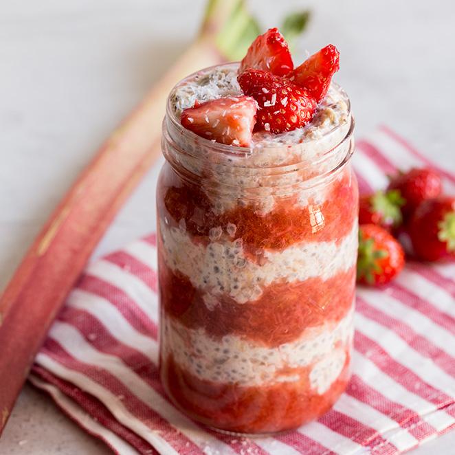 Rezeptbild: Oats mit Chia-Samen und Erdbeer-Rhabarber-Kompott
