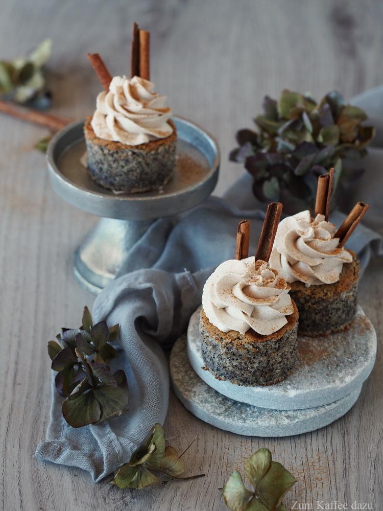 Rezeptbild: Mohn-Törtchen mit Pflaume und Zimt-Mousse