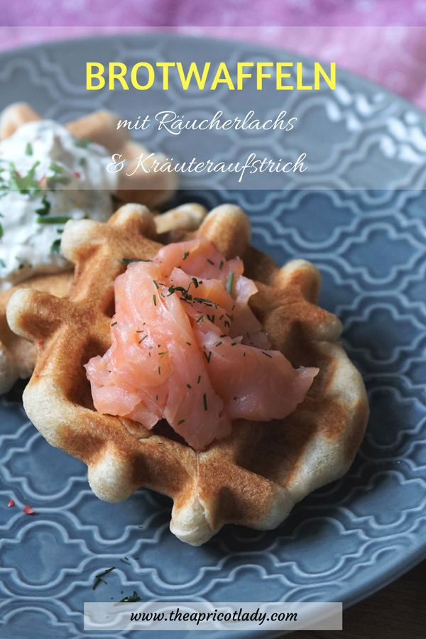Rezeptbild: Brotwaffeln mit Räucherlachs und Kräuteraufstrich