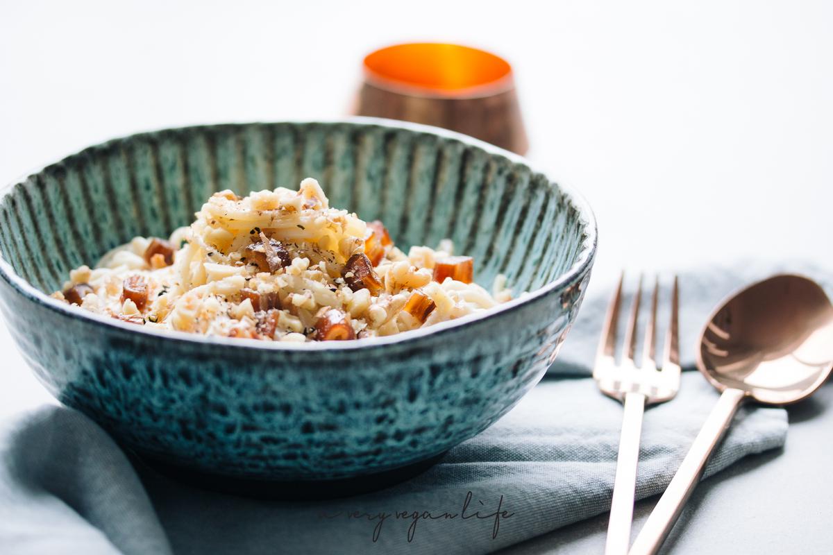 Rezeptbild: Paste mit Blumenkohl wie Sahnesauce mit Walnüssen und Datteln