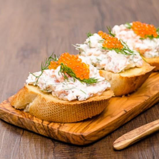 Rezeptbild: Bruschetta mit Räucherlachs und Forellenkaviar