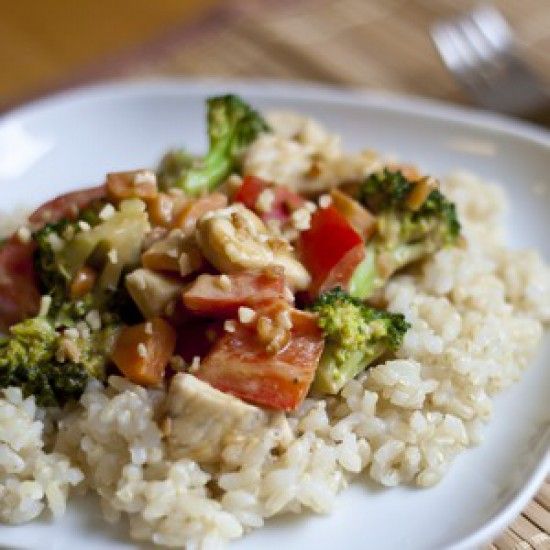 Rezeptbild: Hähnchen- und Gemüsepfanne mit Erdnusssauce