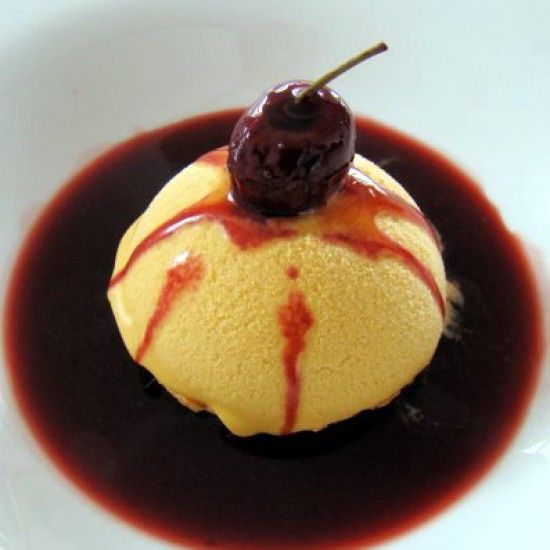 Rezeptbild: Geeiste Karamellcreme mit Balsamicokirschen