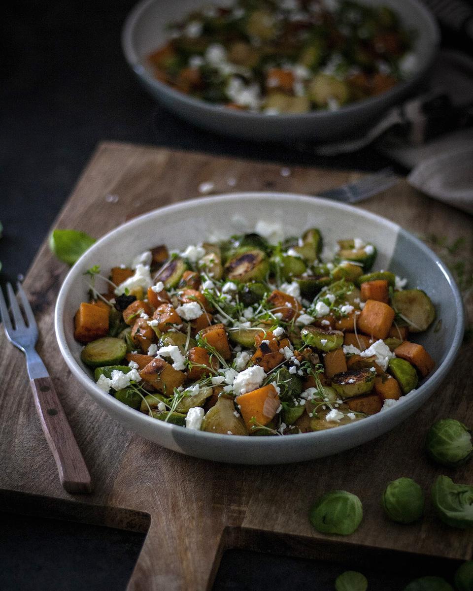 Rezeptbild: Vegetarische Rosenkohl-Süßkartoffel-Pfanne