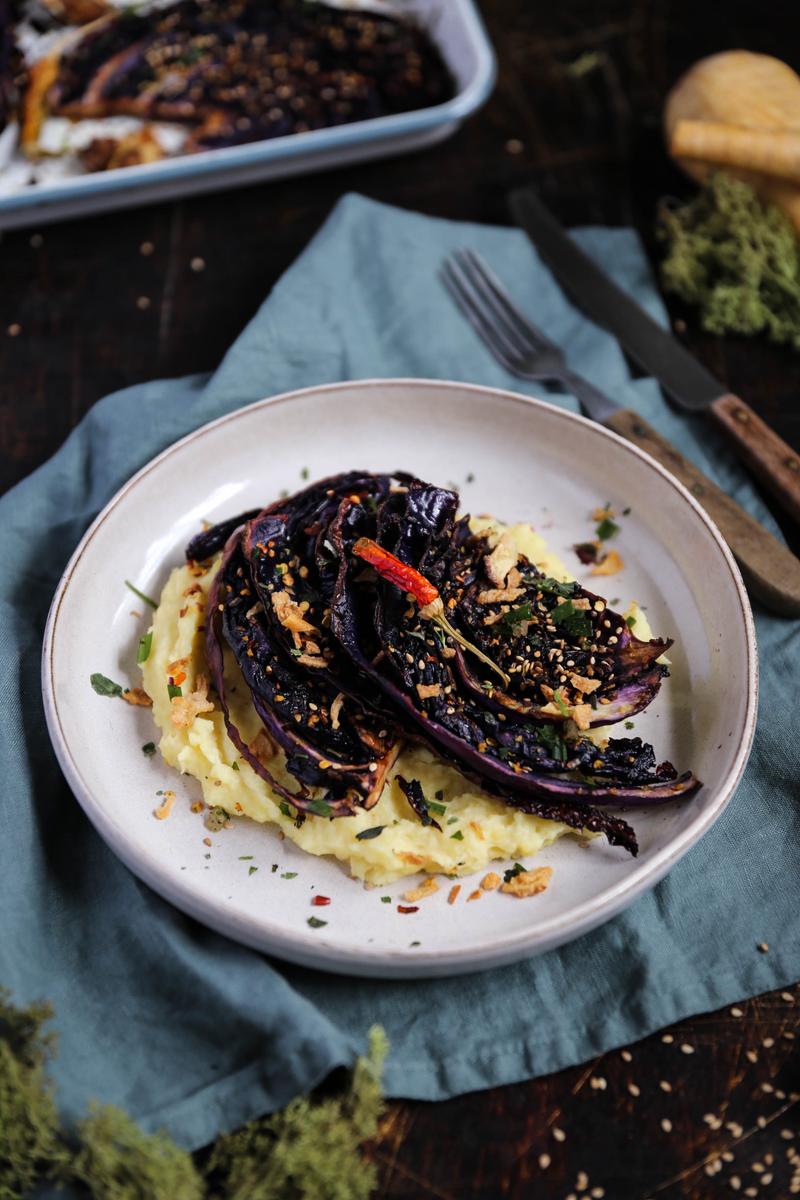 Rezeptbild: GERÖSTETER ROTKOHL AUF PASTINAKENPÜREE