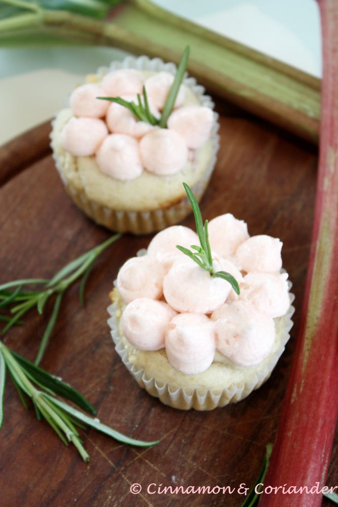 Rezeptbild: Rhabarber Cupcakes mit weißer Schokolade und Rosmarin Frosting 